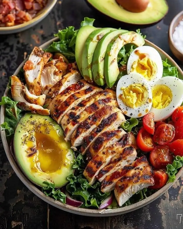 A great breakfast with chicken, eggs, avocado and salad