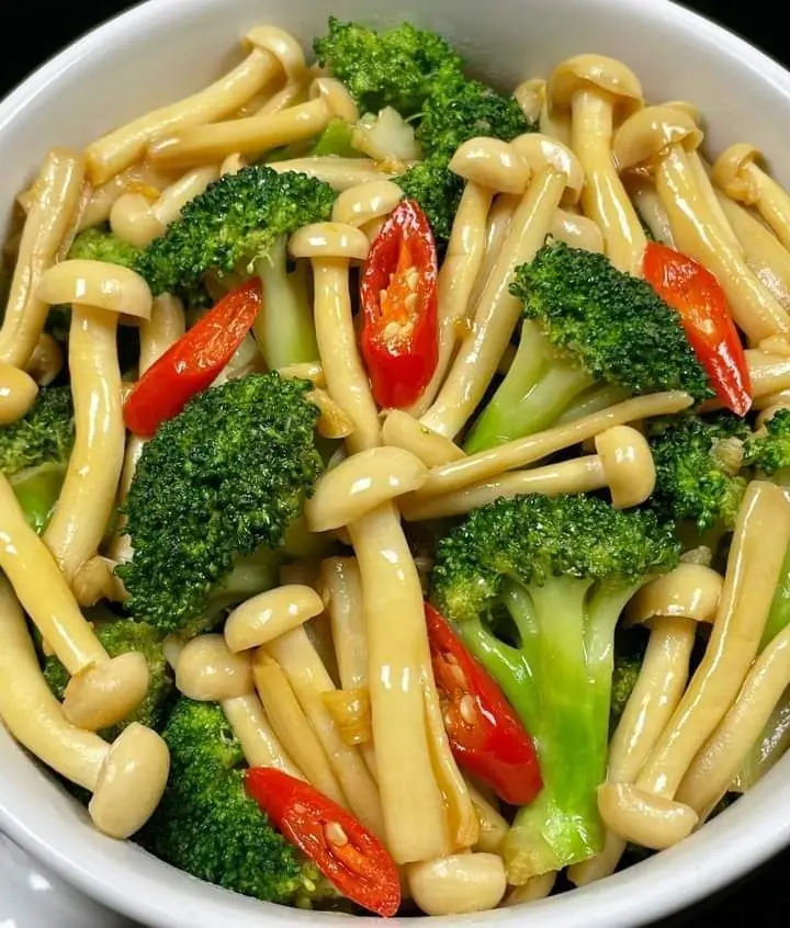 Stir-Fried Mushrooms with Broccoli and Chili