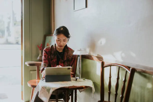 “I Let a Stranger Charge His Phone at My Table — Hours Later, He Came Back With News I Never Expected.”