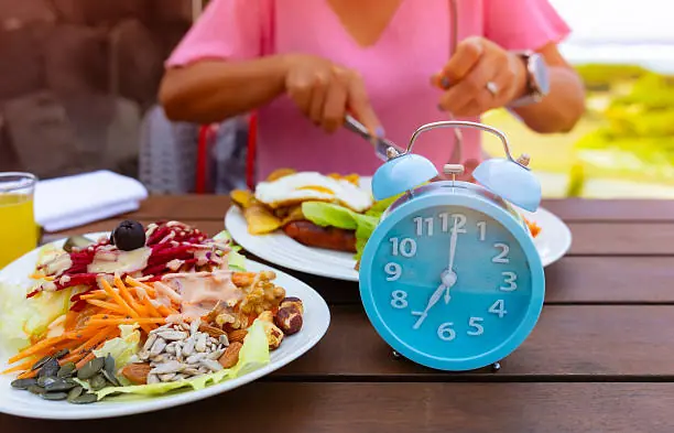 Eating Earlier in the Evening: The Quiet Habit That May Support Your Nighttime Rhythm