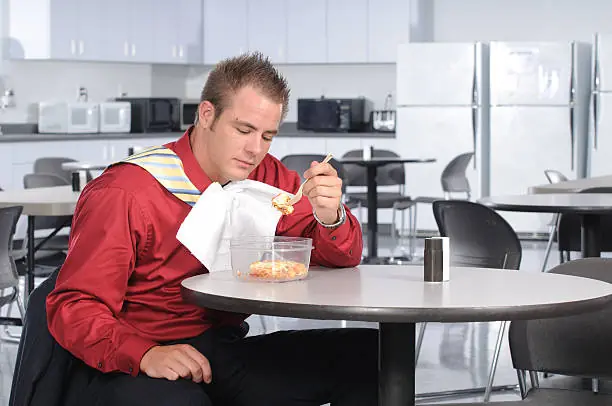 The Mid-Meal Pause: A Tiny Habit That Helps Your Brain Catch Up With Your Stomach