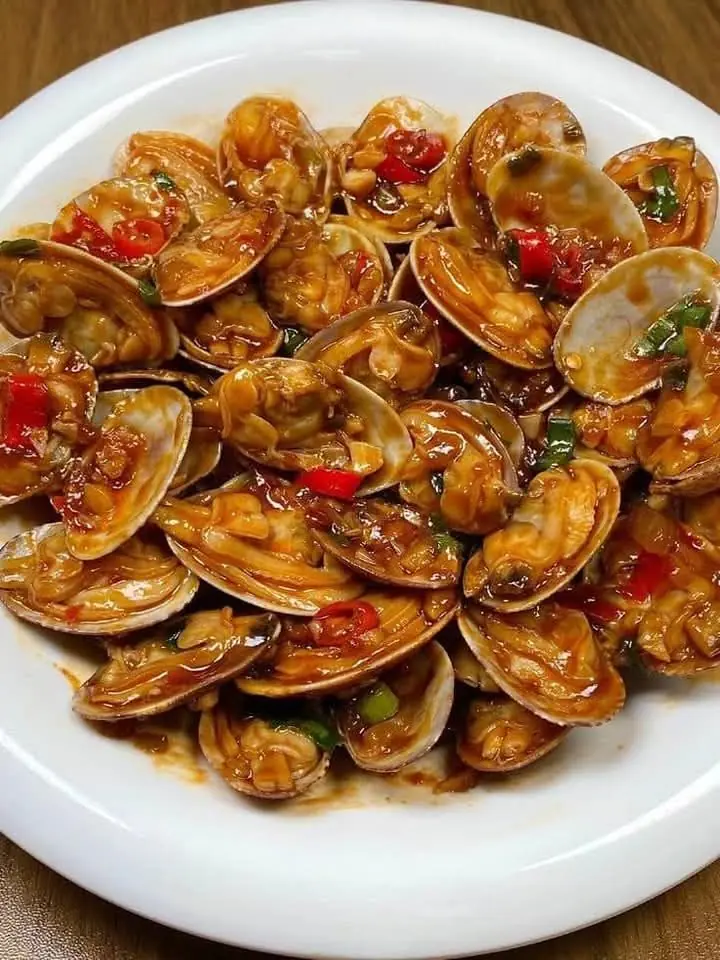 Spicy Garlic Stir-Fried Clams