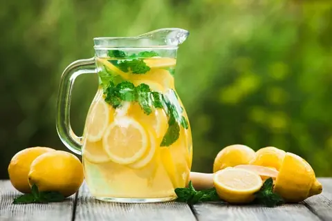 7 Powerful Health Reasons to Drink Lemon Water Daily