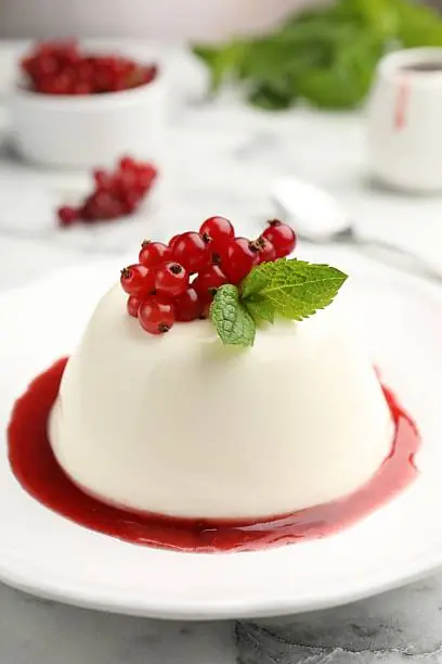 Vanilla Panna Cotta – A Silky Italian Dessert with Delicate Creamy Texture