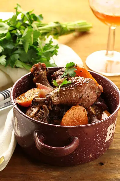 Red Wine Braised Chicken – A Slow-Cooked Dish with Deep, Aromatic Flavor