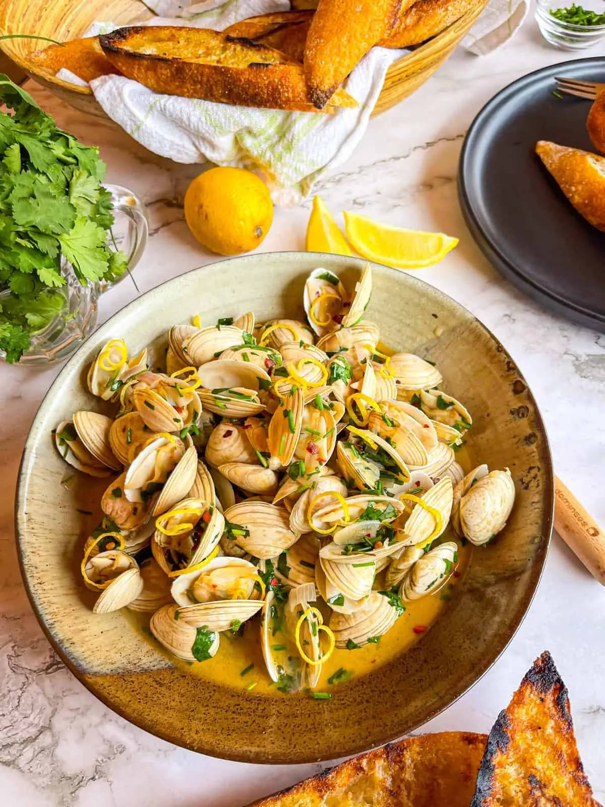 Spicy Garlic Clams – Fresh Clams in a Bold Garlic Chili Broth