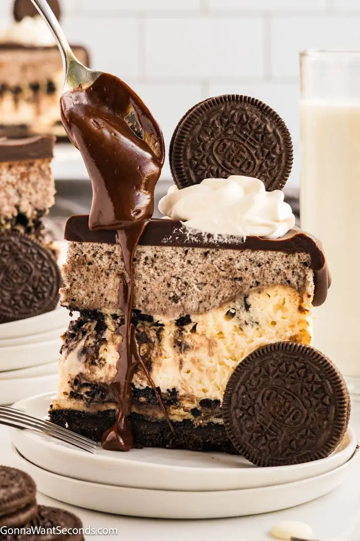 Cookies and Cream Cheesecake – Creamy Cheesecake with Chocolate Cookie Pieces