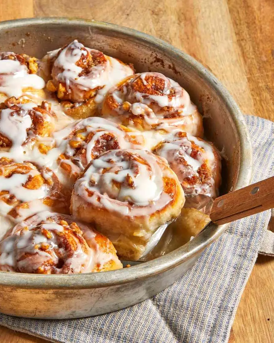Cinnamon Rolls – Soft Swirled Dough with Gooey Filling and Vanilla Glaze