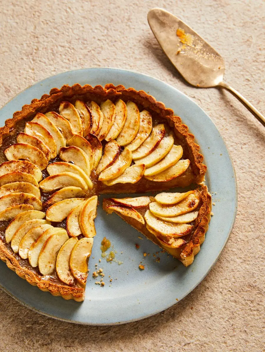 Rustic Apple Tart – Flaky Pastry with Caramelized Apple Slices