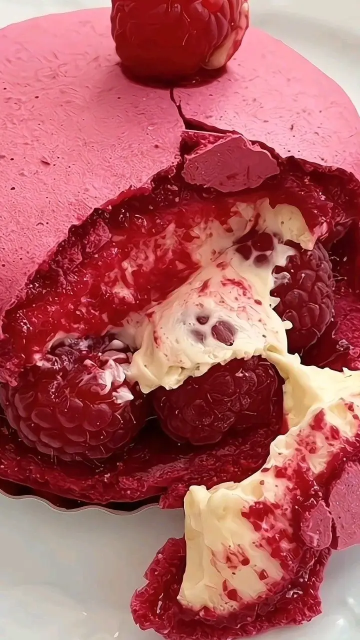 🍓 Raspberry Jelly Cream Cake (Soft, Creamy, Melt-in-the-Middle)