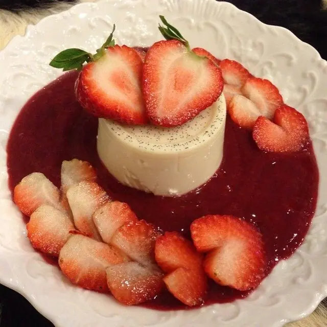 🍓 Vanilla Panna Cotta with Strawberry Sauce (Ultra Smooth & Restaurant Style)