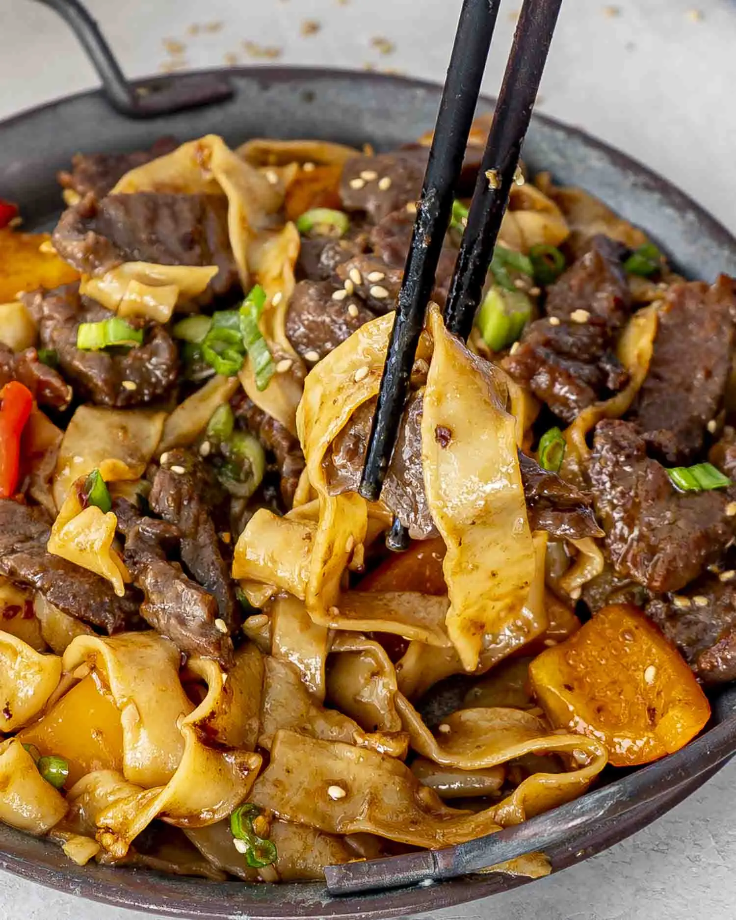 Spicy Garlic Beef Noodles – Shattered-Char Beef with a High-Gloss Ebony Mirror