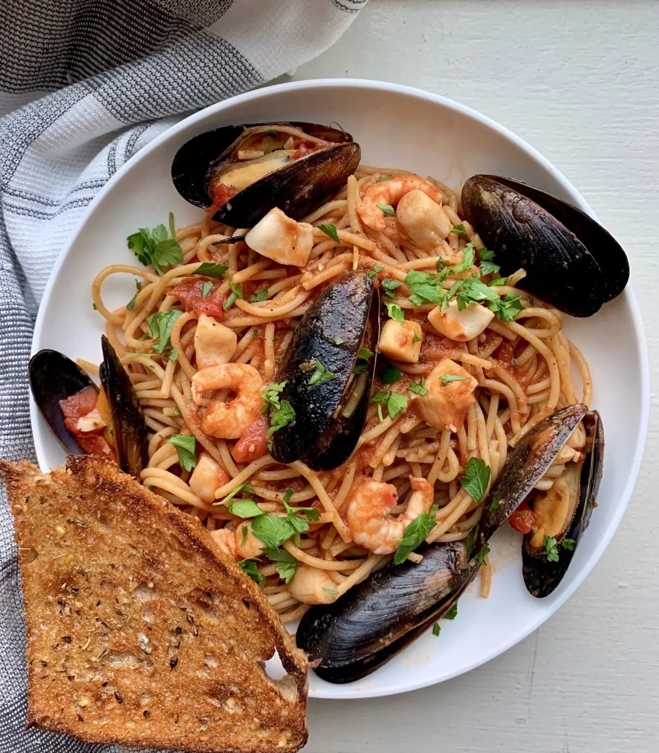 Seafood Fra Diavolo – Snow-White Silk with a High-Gloss Ruby Mirror