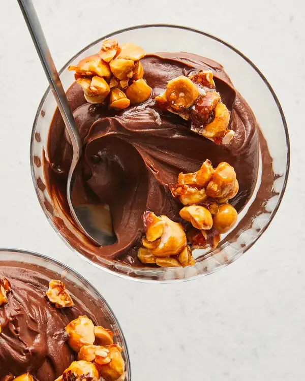 Penny's Chocolate Mousse – Snow-White Silk with a High-Gloss Ebony Mirror