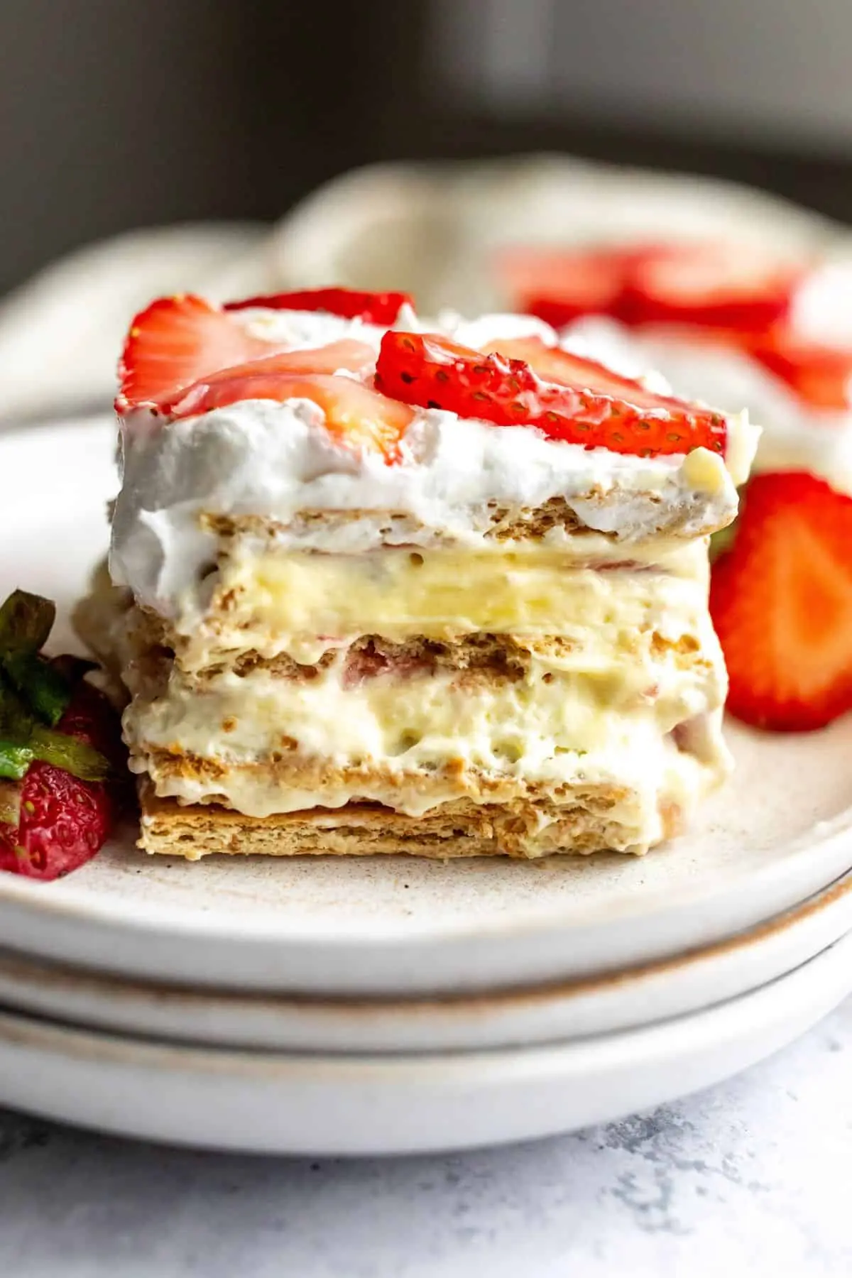 Vegan Strawberry Icebox Cake – Snow-White Silk with a High-Gloss Ruby Mirror