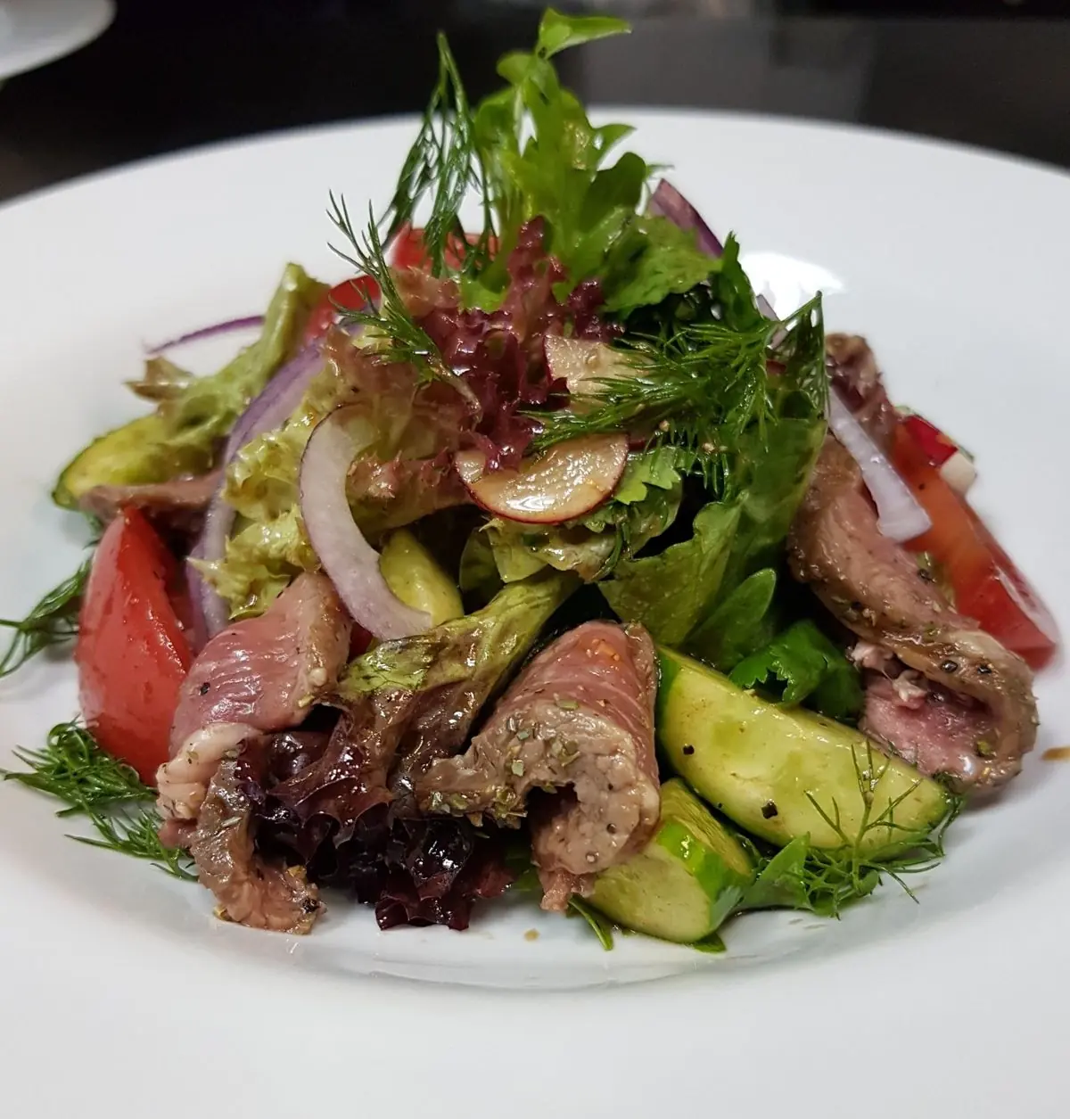 🥗 Seared Beef Salad (Tataki Style) with Fresh Herbs