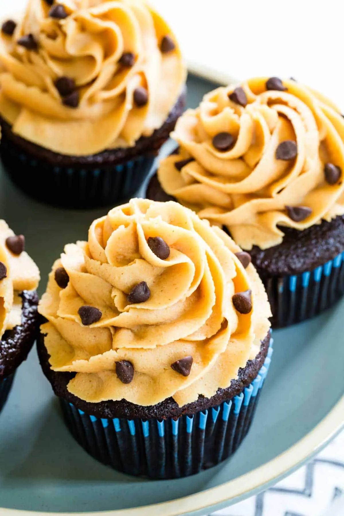 Peanut Butter Banana Cupcakes – Shattered-Gold Sponge with a High-Gloss Ebony Mirror