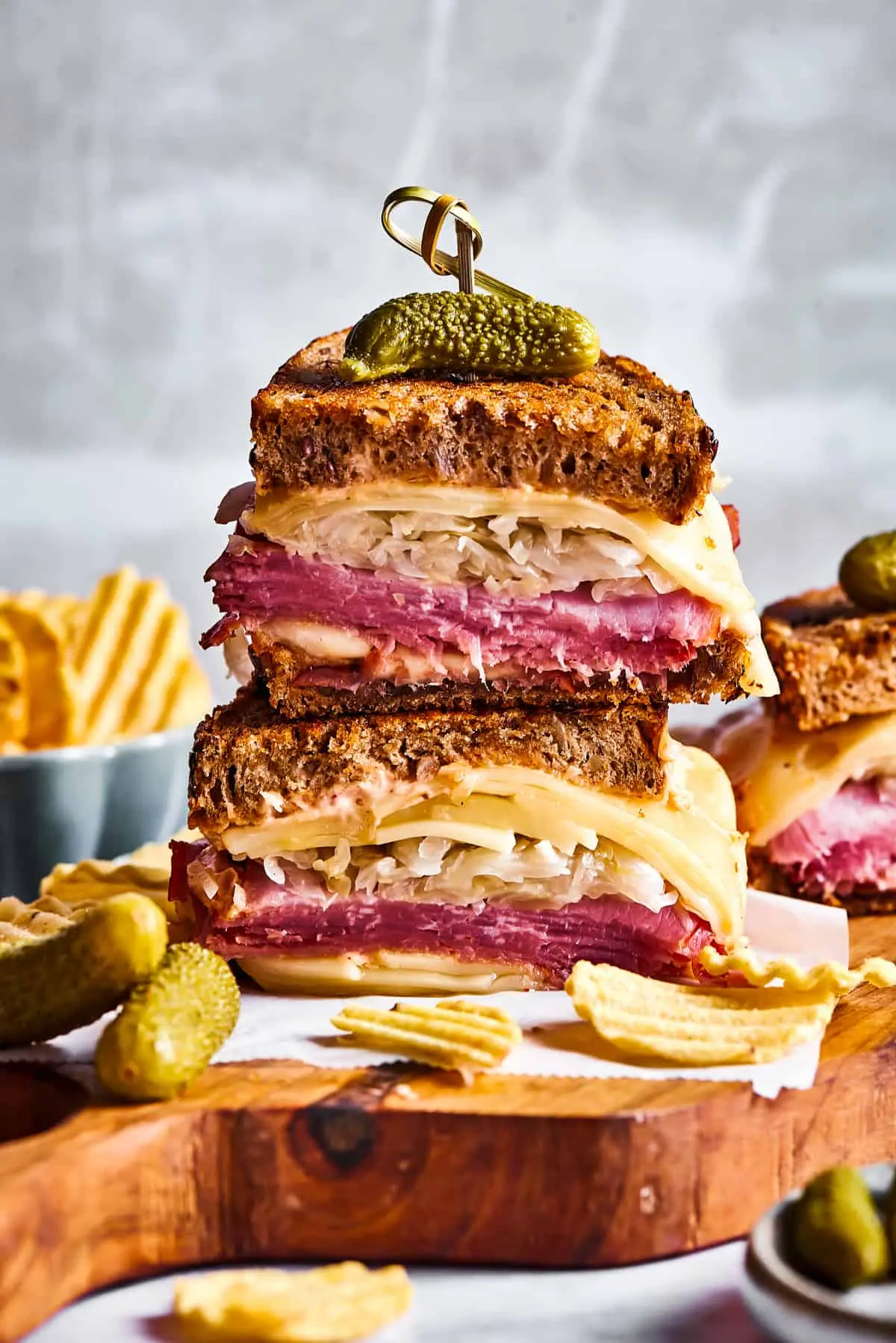 Classic Reuben Sandwich – Shattered-Gold Rye with a High-Gloss Amber Mirror