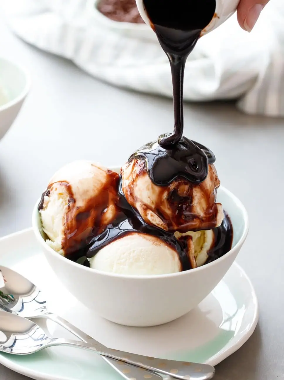 Classic Hot Fudge Sauce – Shattered-Char Cacao with a High-Gloss Ebony Mirror