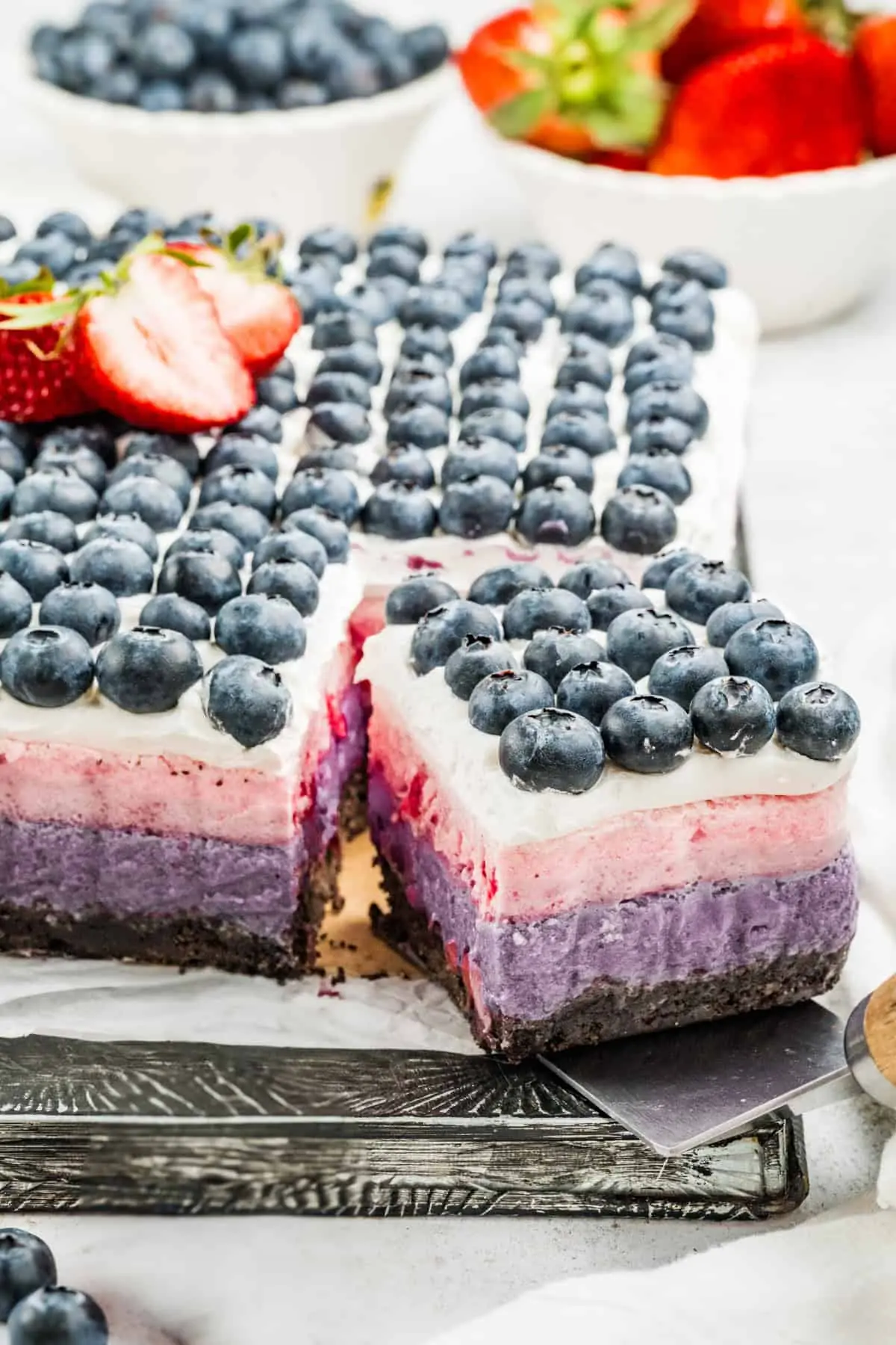 No-Bake Berry Layer Cake – Shattered-Gold Crust with a High-Gloss Ebony Mirror