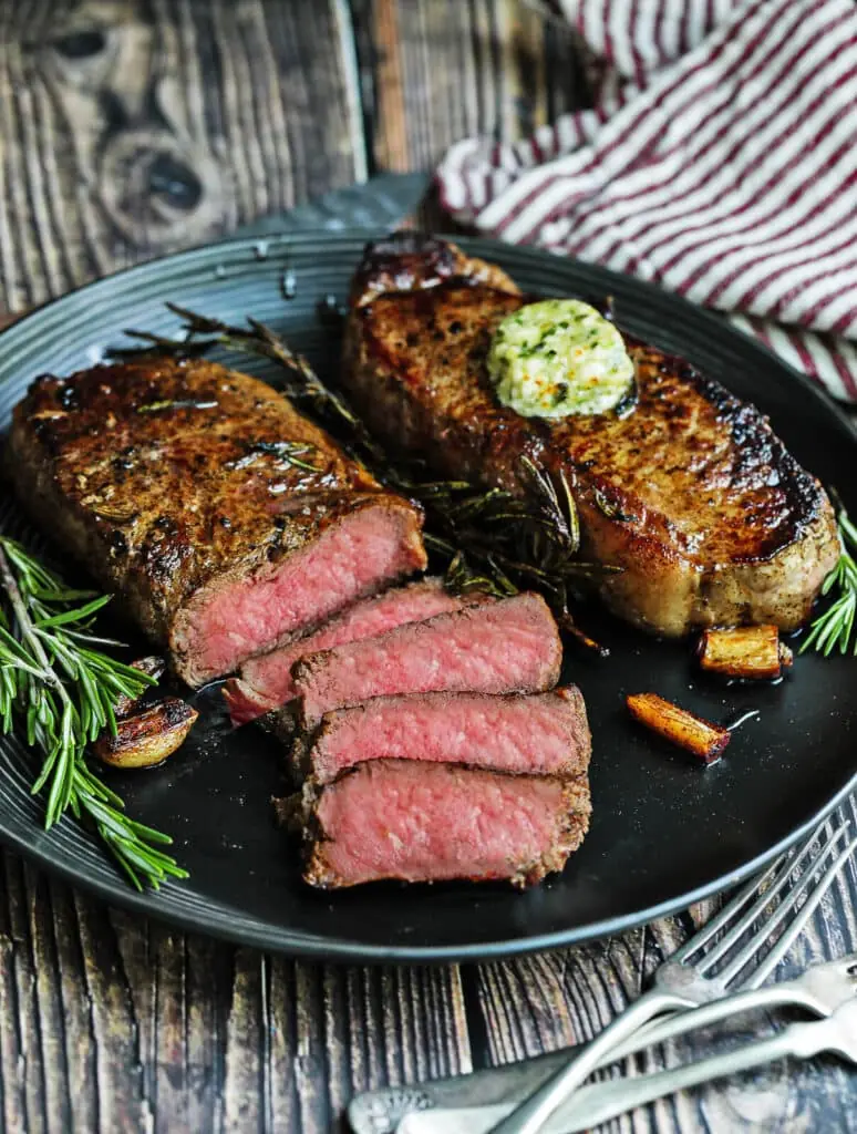 Juicy Pan-Seared Sirloin Steak – Shattered-Char Crust with a High-Gloss Pearl Mirror