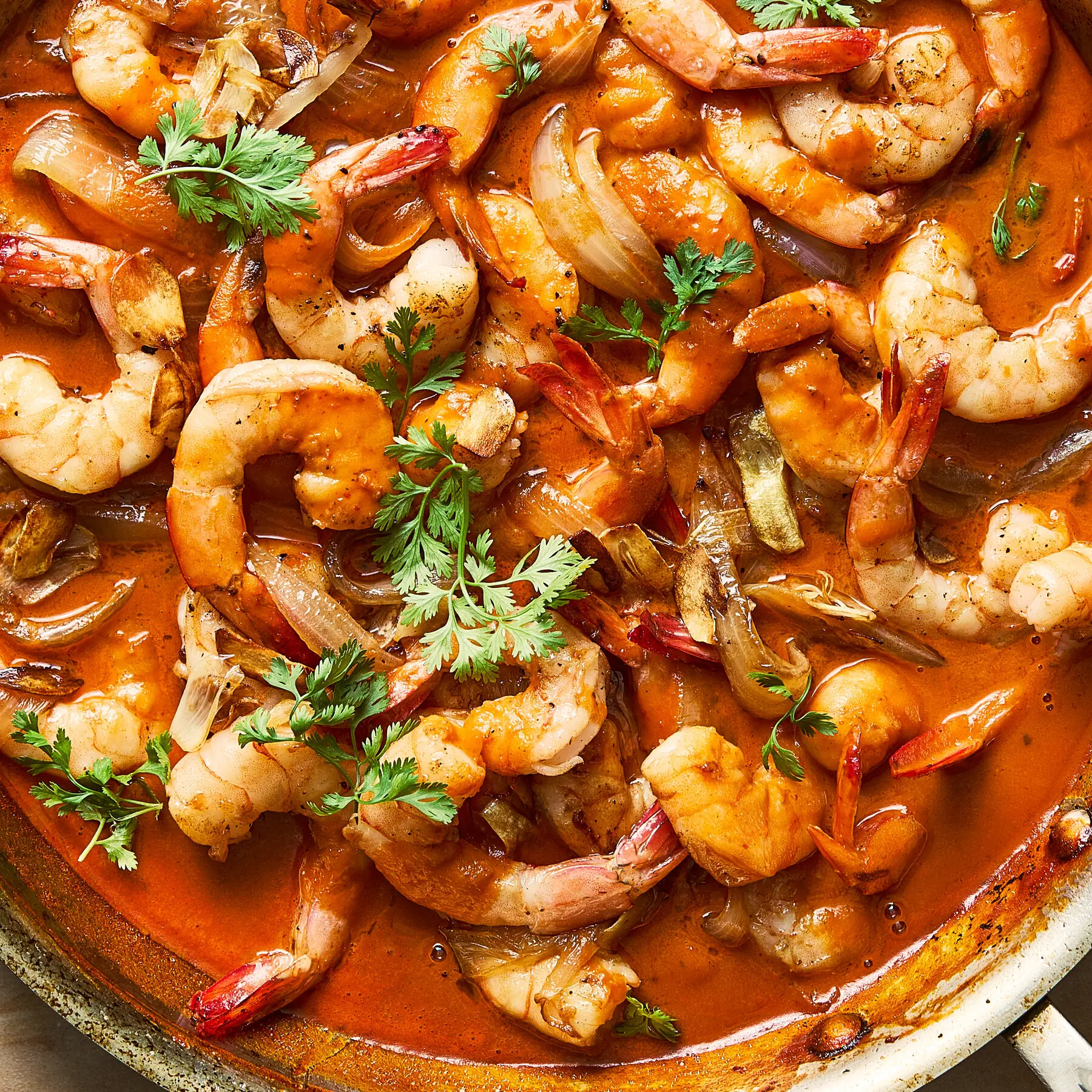 Camarones a la Diabla – Shattered-Gold Sear with a High-Gloss Ruby Mirror