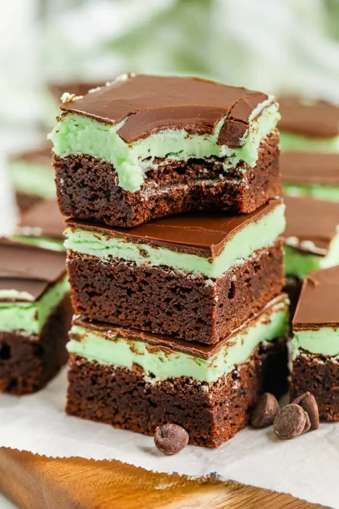 Grasshopper Brownies – Shattered-Gold Crust with a High-Gloss Ebony Mirror