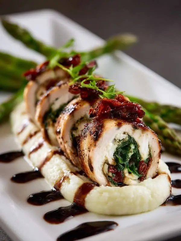 🍗✨ Spinach & Sun-Dried Tomato Stuffed Chicken with Mashed Potatoes