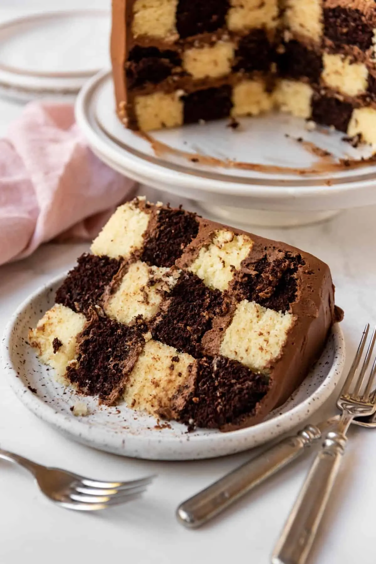 Checkerboard Cake – Shattered-Gold Crust with a High-Gloss Ebony Mirror