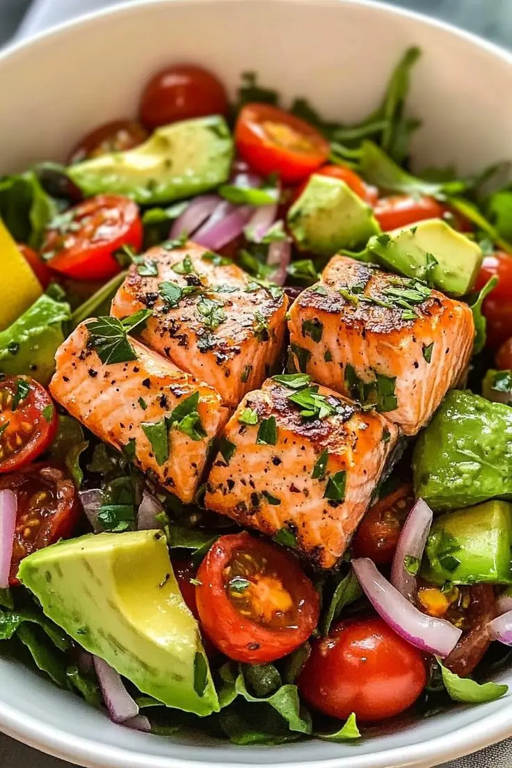 🥗 Grilled Salmon Avocado Salad with Lemon Herb Dressing