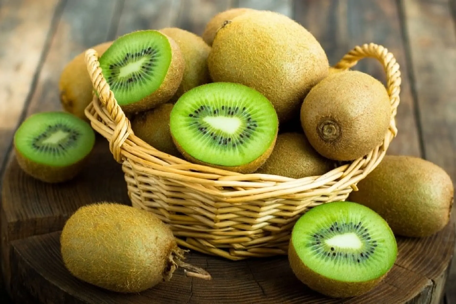 Kiwi: The Small Fruit Packed with Vitamin C, Digestive Benefits & Powerful Antioxidants