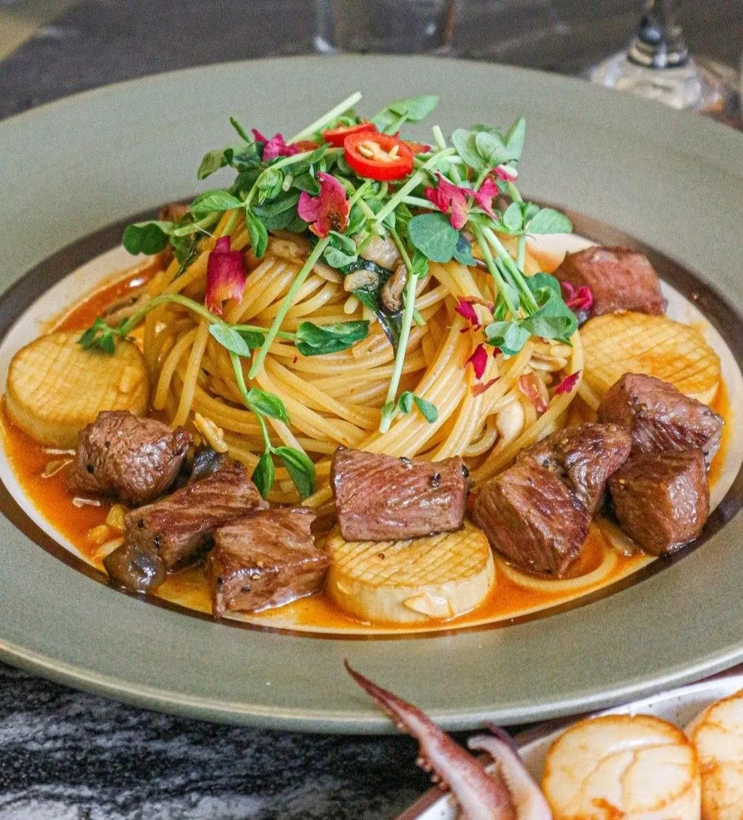 🥩🍝 Steak & Spaghetti in Savory Herb Sauce – A Restaurant-Quality Comfort Dish