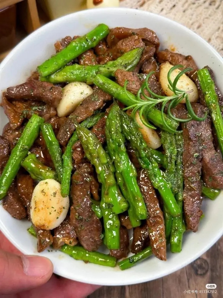 Garlic Butter Steak Bites with Asparagus