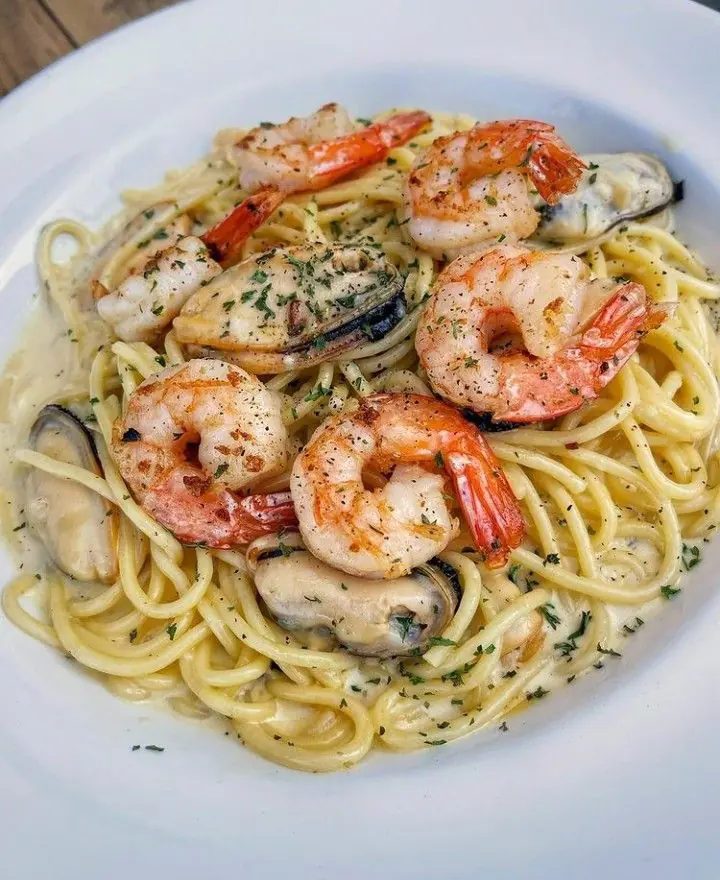 Creamy Shrimp & Mussel Linguine Alfredo