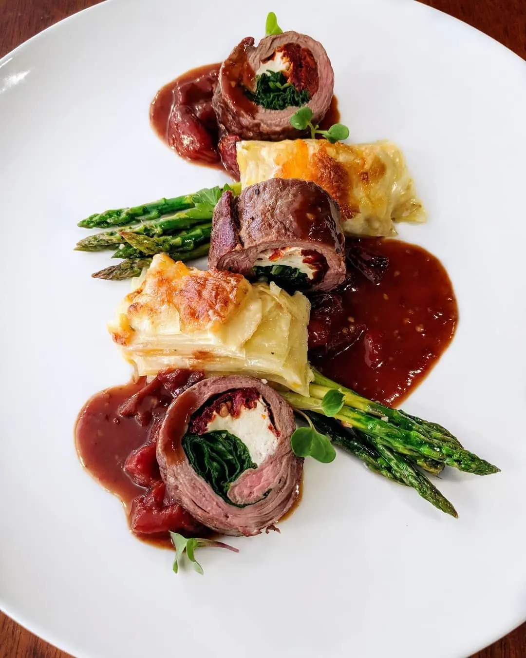 🥩 Beef Tenderloin Roulade with Spinach, Goat Cheese & Sun-Dried Tomatoes
